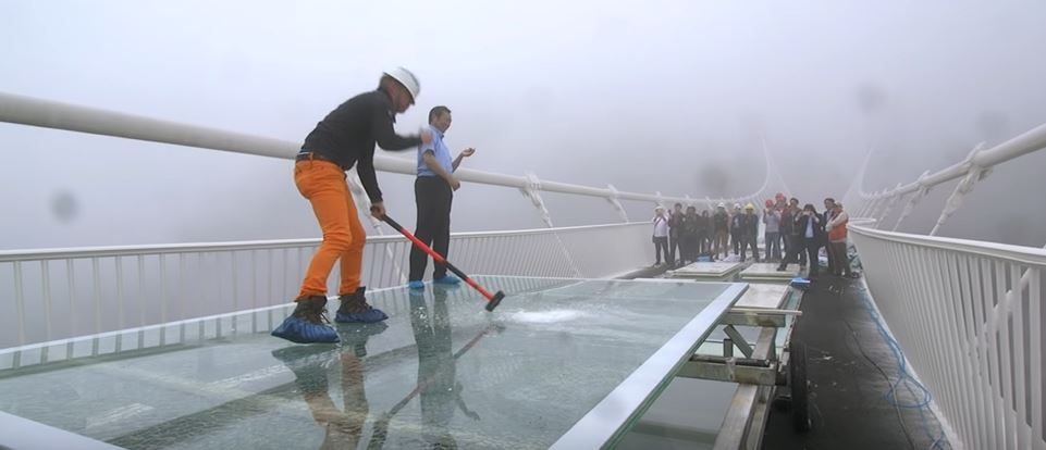 جاء قرار إغلاق عشرات الجسور بعد سلسلةٍ من الحوادث، من بينها حالتا وفاةٍ