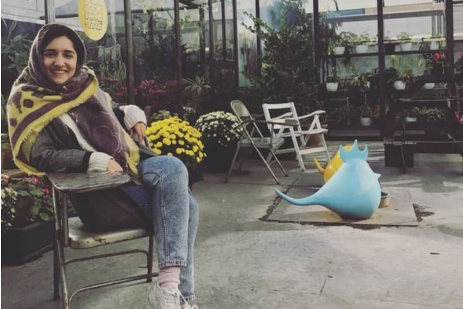 سنائي هي حفيدة وزير الاستخبارات الإيراني الأسبق علي يونسي، وهو مستشار حالي للرئيس الإيراني حسن روحاني