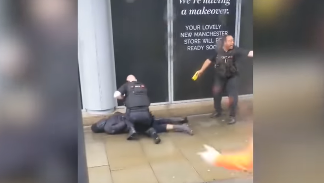 مسدس صاعق وقيود.. فيديو للحظة إلقاء القبض على منفِّذ هجمات الطعن في مانشستر