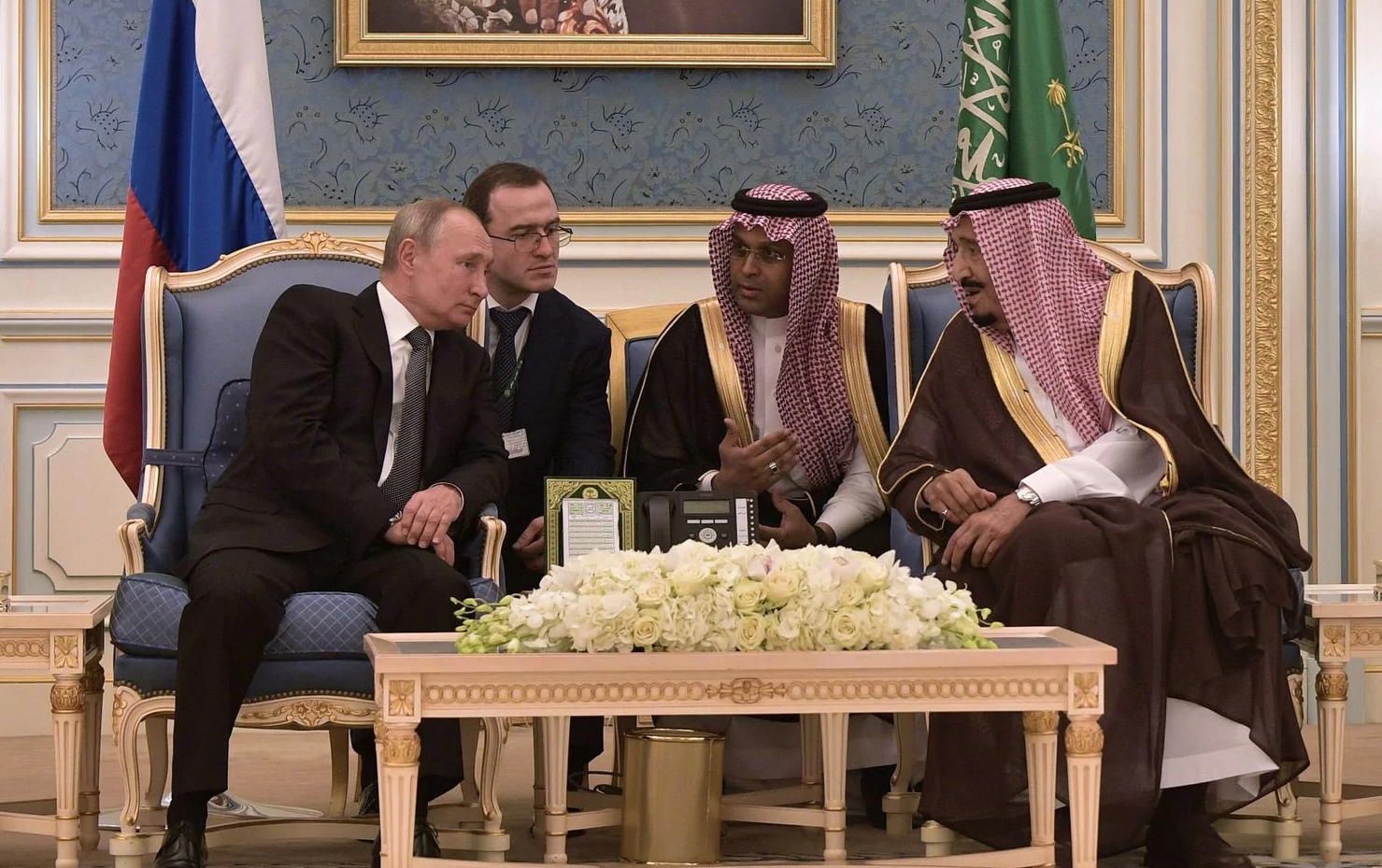 بوتين يقدم نفسه من السعودية كصانع للسلام، بينما يروج بضاعته العسكرية لها، ما تبعات استجابة الرياض لعروضه؟