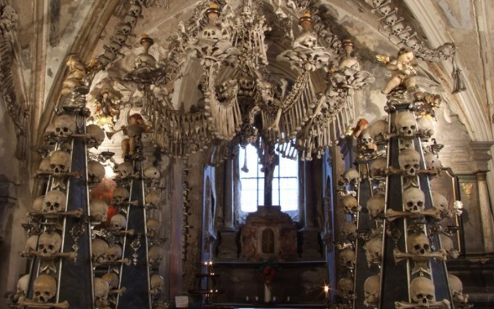 حظر السيلفي في «كنيسة العظام» بأوروبا بسبب سلوكيات مُهينة من سائحين