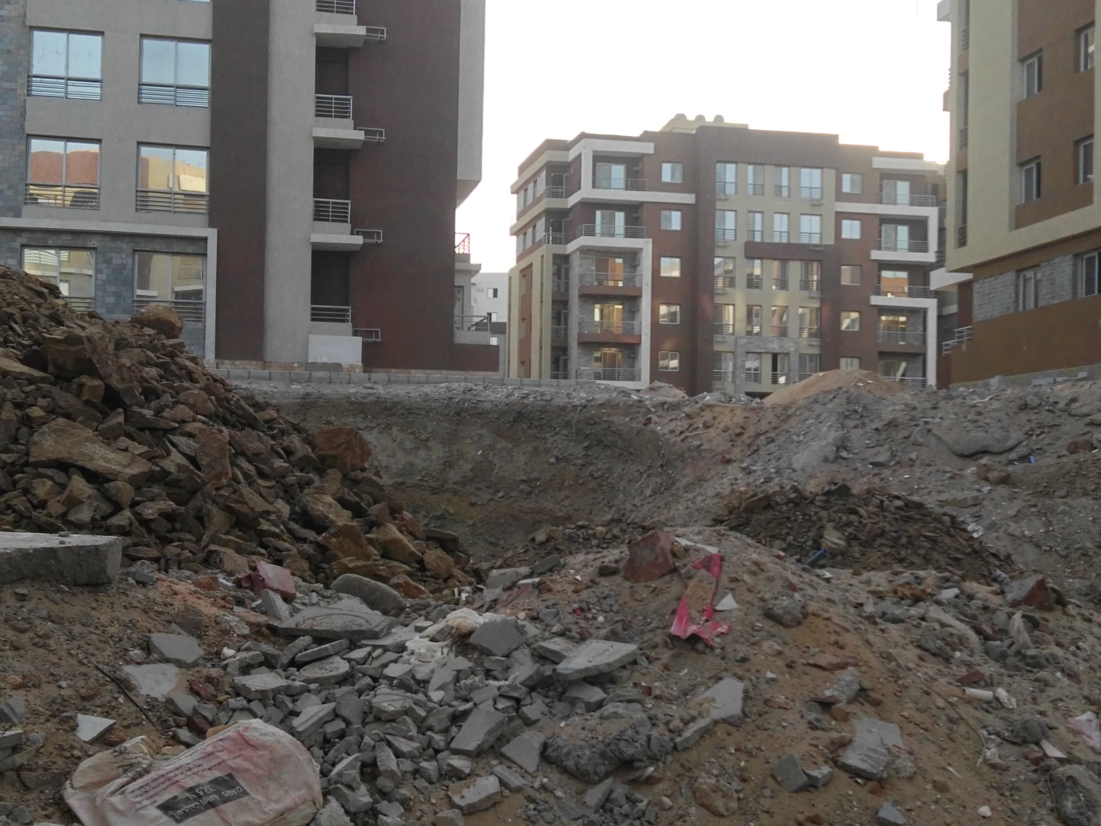 حكايات العسكر والمقاولين التي لا تنتهي.. لماذا تعثر أكبر مشروع سكني يشيده الجيش المصري؟