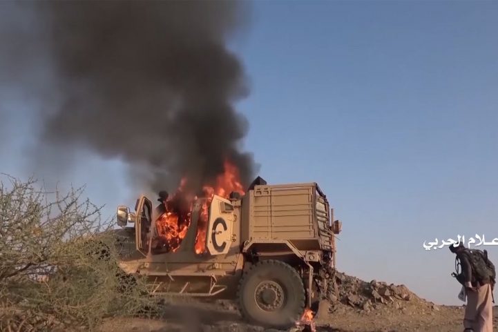 حوثيّون يشعلون النيران في ناقلات جند سعودية في نجران/ قناة المسيرة