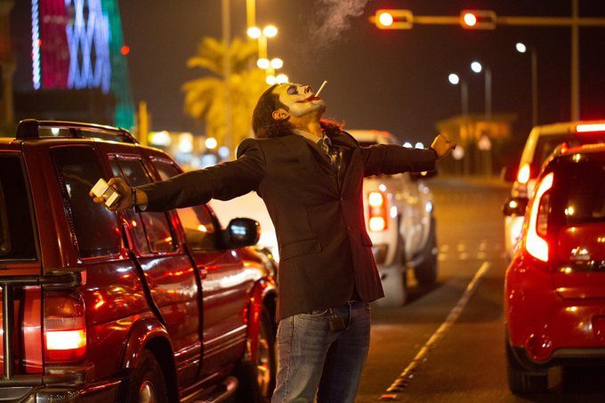 الشاب الكويتي الذي تأثر ببطل فيلم الجوكر وتجول بالقناع بين السيارات والأزقة أصبح معروفاً للسلطة وتم التحقيق معه