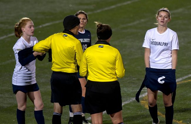 الفارق 370 مليون دولار.. معاقبة لاعبات فريق نسائي رفعن قمصانهن للمطالبة بالمساواة في الأجور بين الجنسين