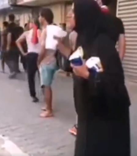 فيديو مؤثر لسيدة عراقية بكماء دعمت المحتجين بكل ما تملك لحظة إطلاق الغاز