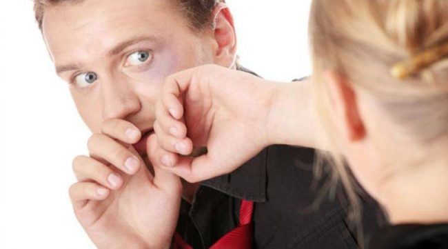 «زوجتي تضربني والمجتمع يُشكّك في رجولتي».. قصص رجال أصبحوا ضحايا للذكورية والنسوية في آن واحد