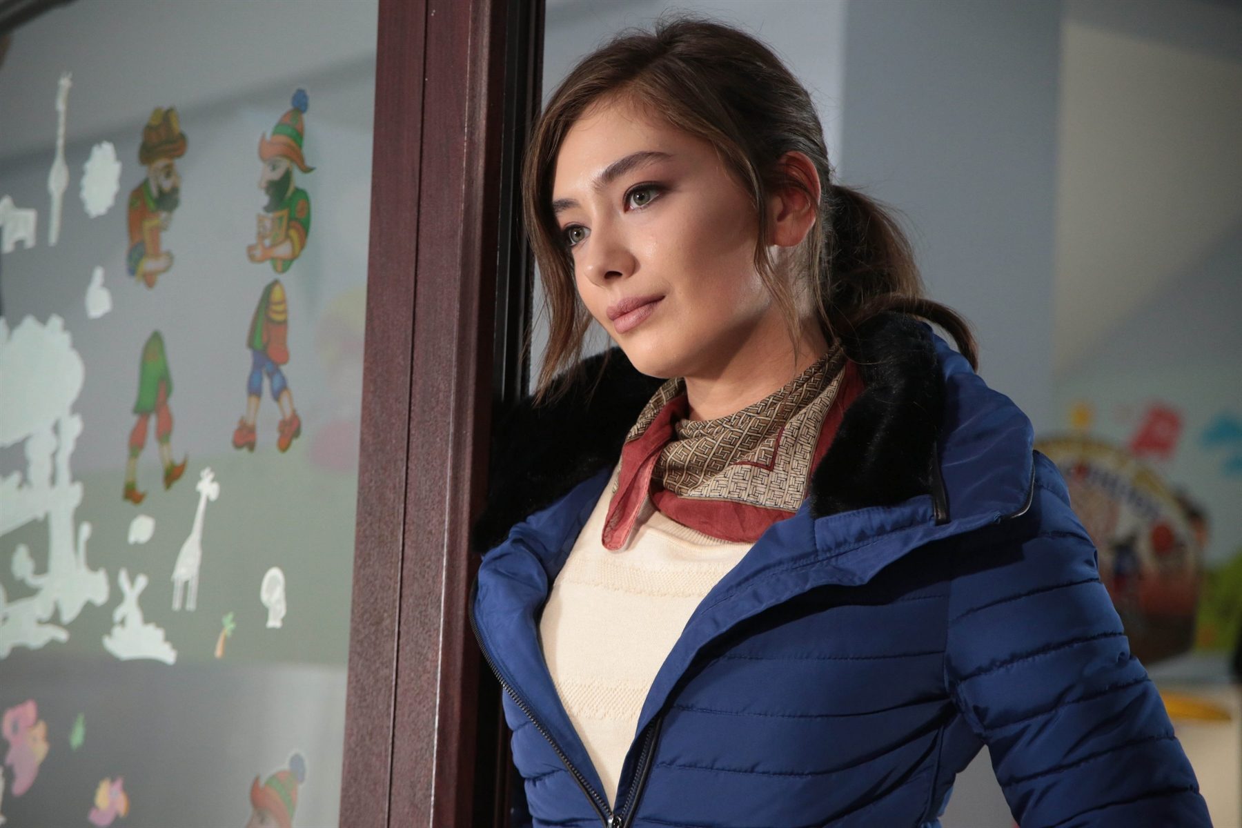 صور مسربة لنسليهان أتاغول وأنجين أكيوريك من مسلسلهما الجديد «ابنة السفير»