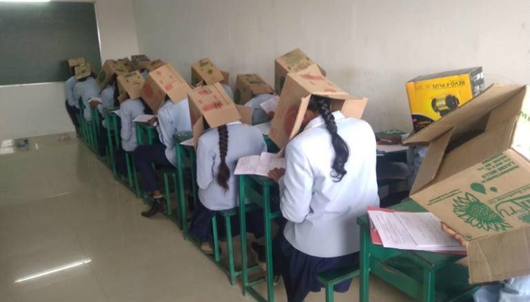 مدرسة هندية تُلزم الطلاب بوضع صناديق على رؤوسهم لمنع الغش خلال الامتحانات (صور)