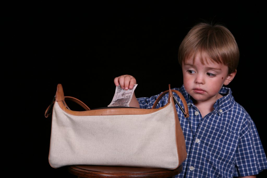 السرقة عند الأطفال