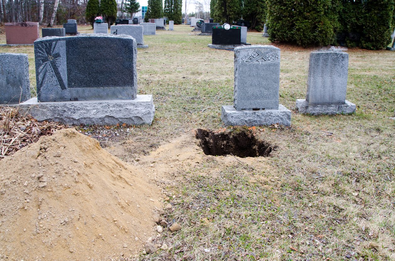 ذهب لدفن ابنته ليجد مفاجأة صادمة.. هندي يعثر على رضيعة على قيد الحياة تحت التراب!