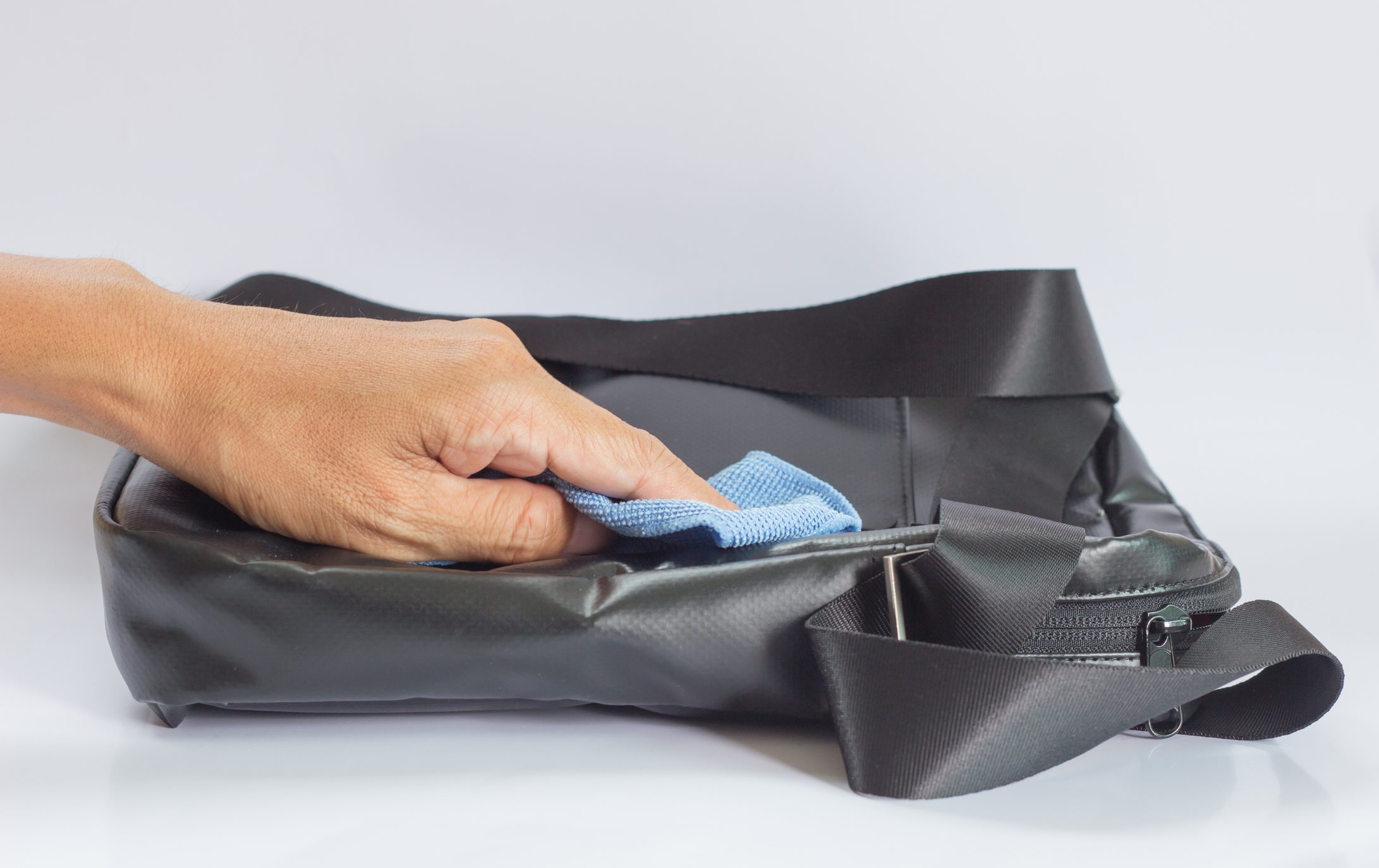 تحتاج إلى عناية خاصة للحفاظ عليها في حالة جيدة.. إليك نصائح تنظيف الحقائب الجلدية