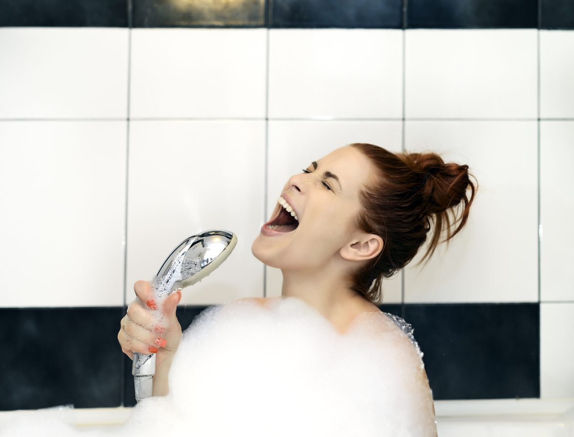 عادات خاطئة أثناء الاستحمام