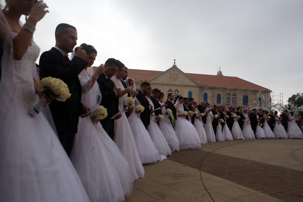 حرب العرائس.. حفلات الزفاف الجماعية تتحول لشكل جديد للصراع المستمر في لبنان منذ قرون  