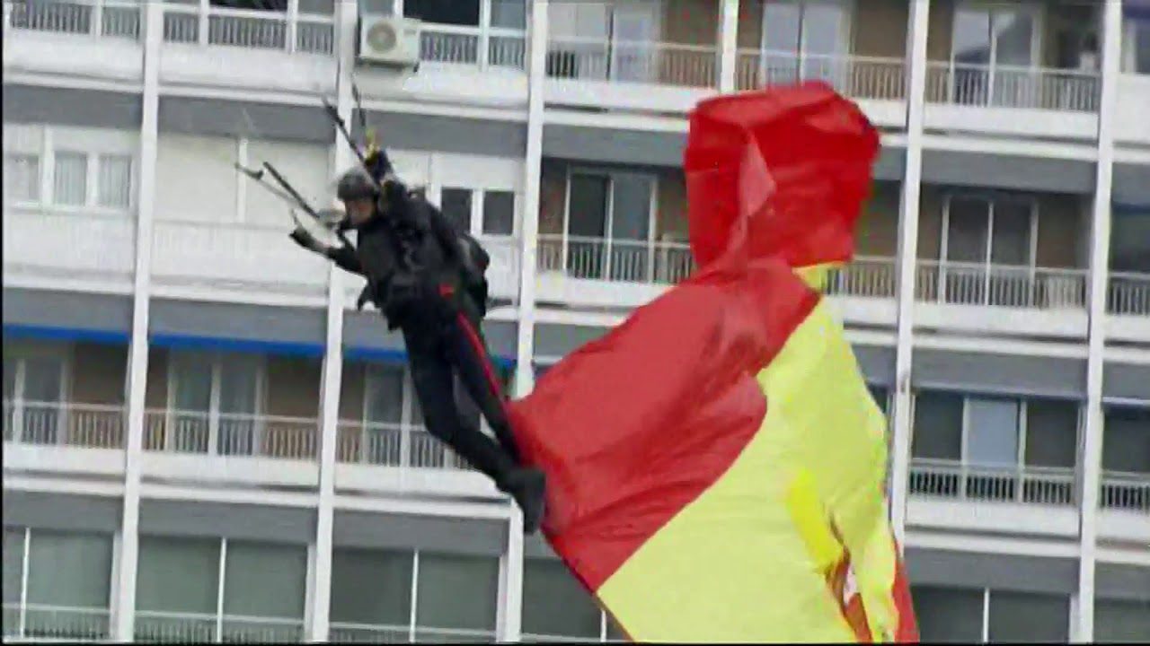 مظلي يصطدم بعمود للإنارة بدلاً من الهبوط أمام منصة فيها ملك إسبانيا وزوجته