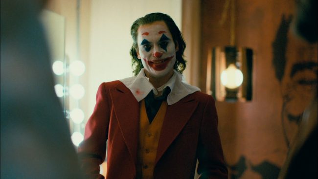 ما أصل الأغنية التي رقصها خواكين فينيكس في فيلم Joker، ولماذا سببت الجدل؟