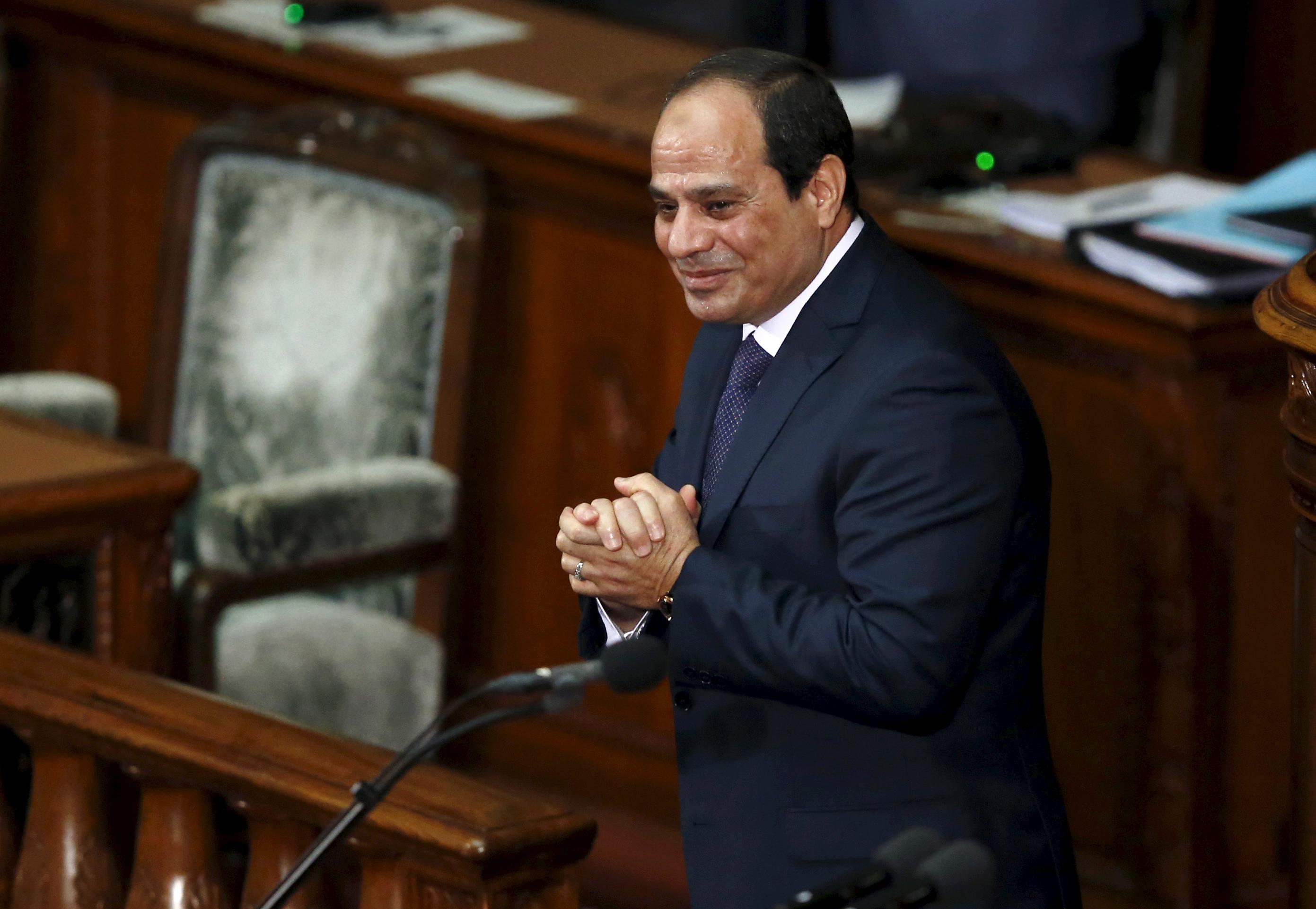 البرلمان المصري يقف دقيقةً لأجل السيسي ويُحمِّل الحكومة مسؤولية المشكلات بالبلاد
