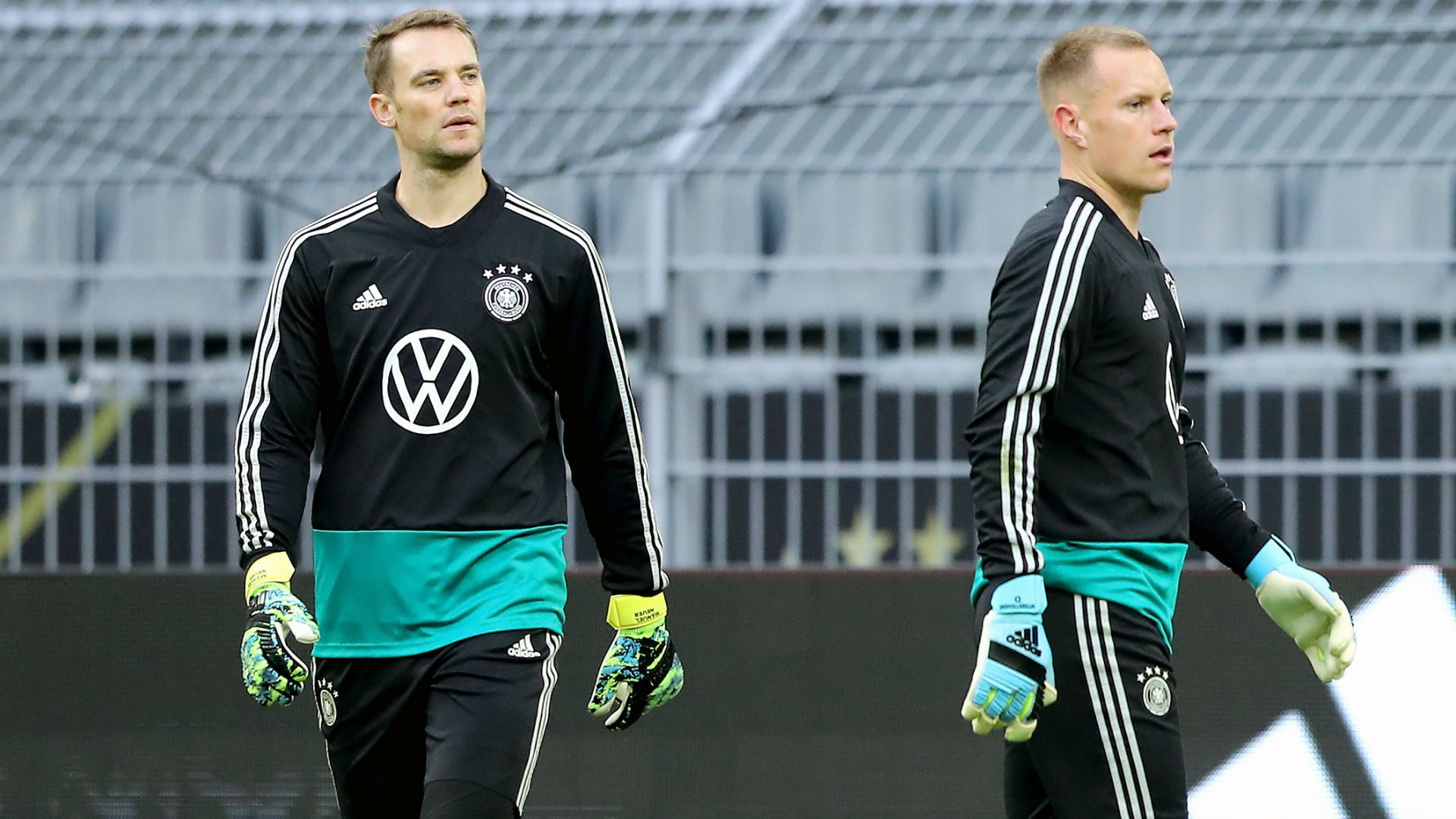 بعد فض الاشتباك.. نوير ينفي وجود أزمات مع شتيغن في منتخب ألمانيا