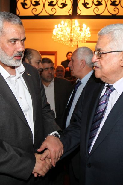 الرئيس الفلسطيني محمود عباس مع رئيس المكتب السياسي لحماس إسماعيل هنية/رويترز