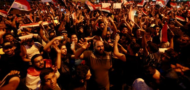 صدمة القمع العنيف تتحول لغضب عارم.. هكذا تحدّى العراقيون قوات الأمن وحكومتهم التي فقدوا الثقة بها