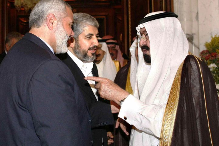 ستلزم الاتفاقية دول الخليج بعدم دعم أو التحالف مع حركات المقاومة أو أي طرف ثالث قد يهدد أمن إسرائيل.. (في الصورة وفد من قيادات حماس يزور السعودية عام 2007) / أرشيفية