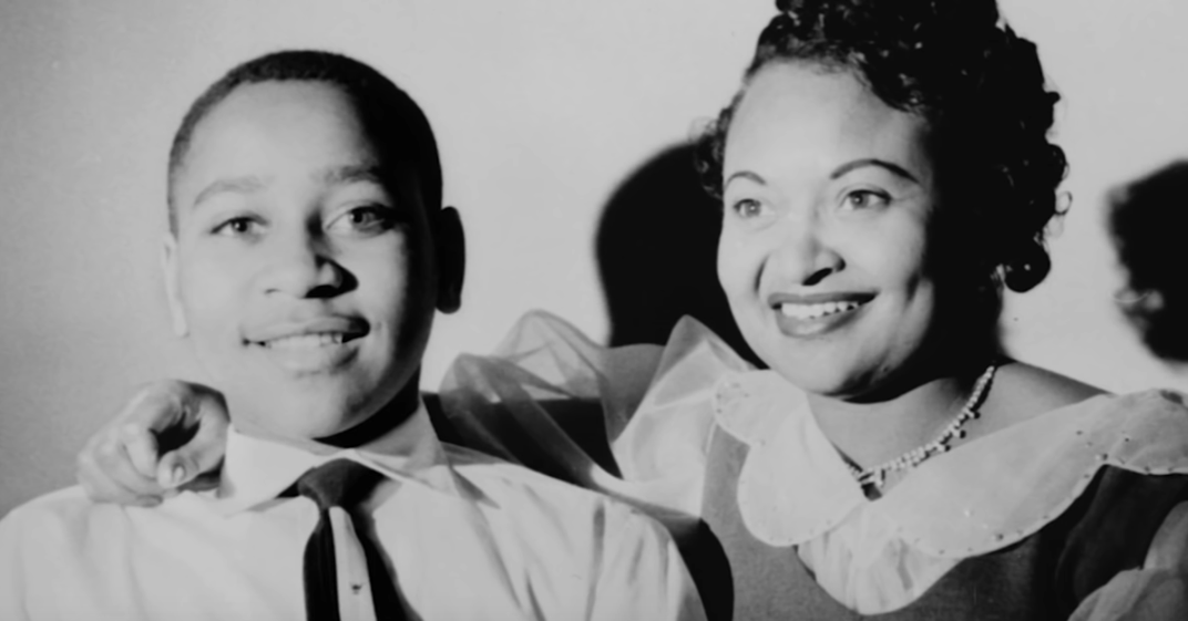 تسبَّب مقتله في اشتعال حركة الحقوق المدنية والثورة على العنصرية في أمريكا.. من هو الصبي إيميت تيل؟