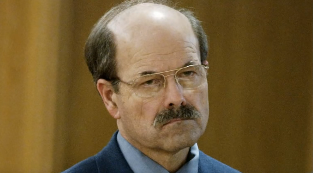 القاتل المتسلسل الذي لم يُثر الشكوك 30 عاماً وتحدَّى الشرطة والصحافة.. من هو دينيس ريدر؟