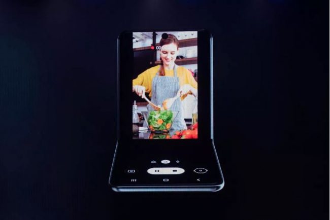 الهاتف المربع.. سامسونغ تكشف عن هاتف ثانٍ قابل للطيّ