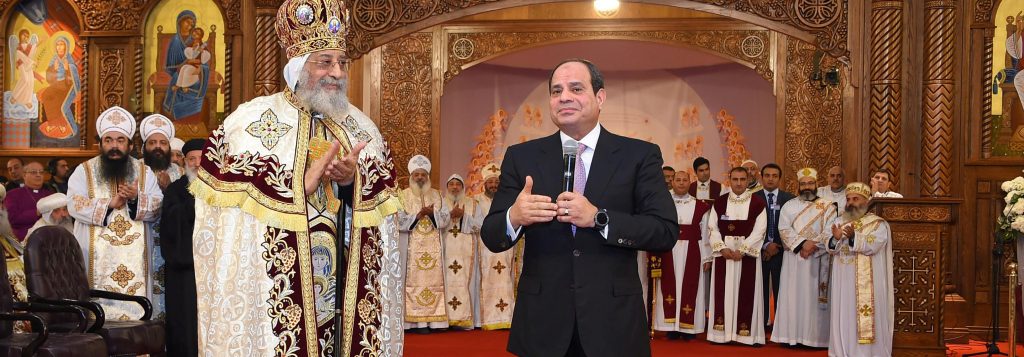 الرئيس المصري عبد الفتاح السيسي والبابا تواضروس/ رويترز