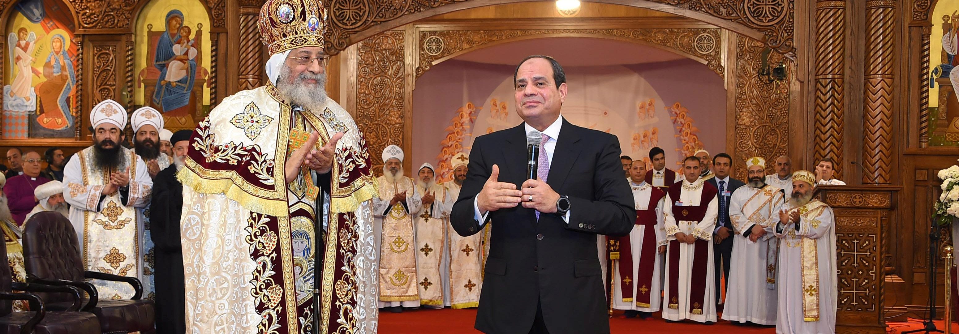 الرئيس المصري عبد الفتاح السيسي والبابا تواضروس/ رويترز