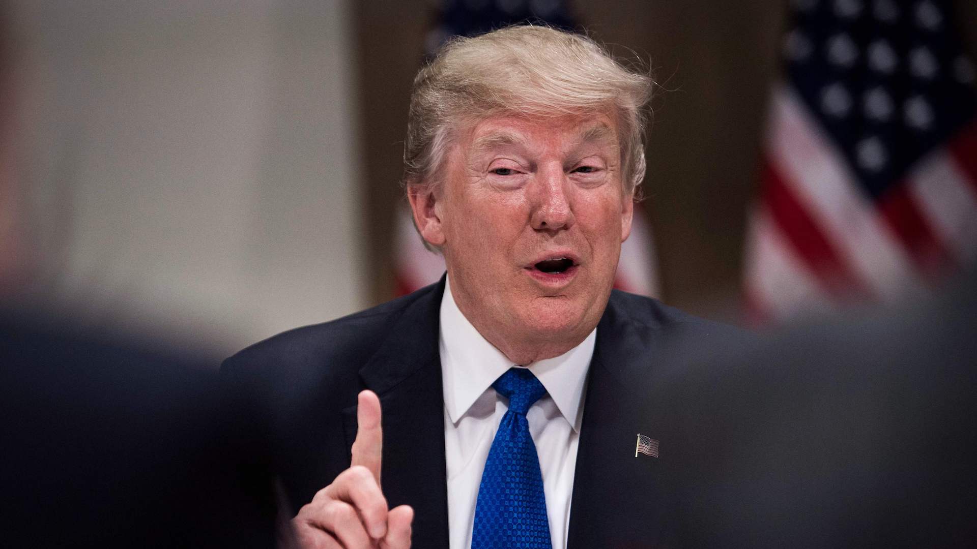 ترامب يسحب قواته من سوريا لـ«عدم التورط بمستنقع الشرق الأوسط»، لكنه يرسلها الآن للسعودية.. ماذا وراء القرار؟