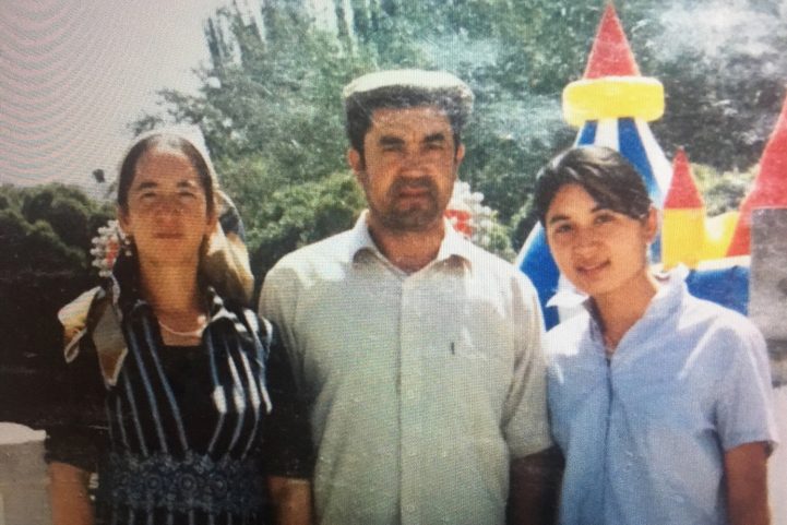 نور الإيمان مع والدتها وأبيها خلال إجازة صيفية إلى كاشغار ، شينجيانغ ، في عام 2002/ بواسطة الكاتبة