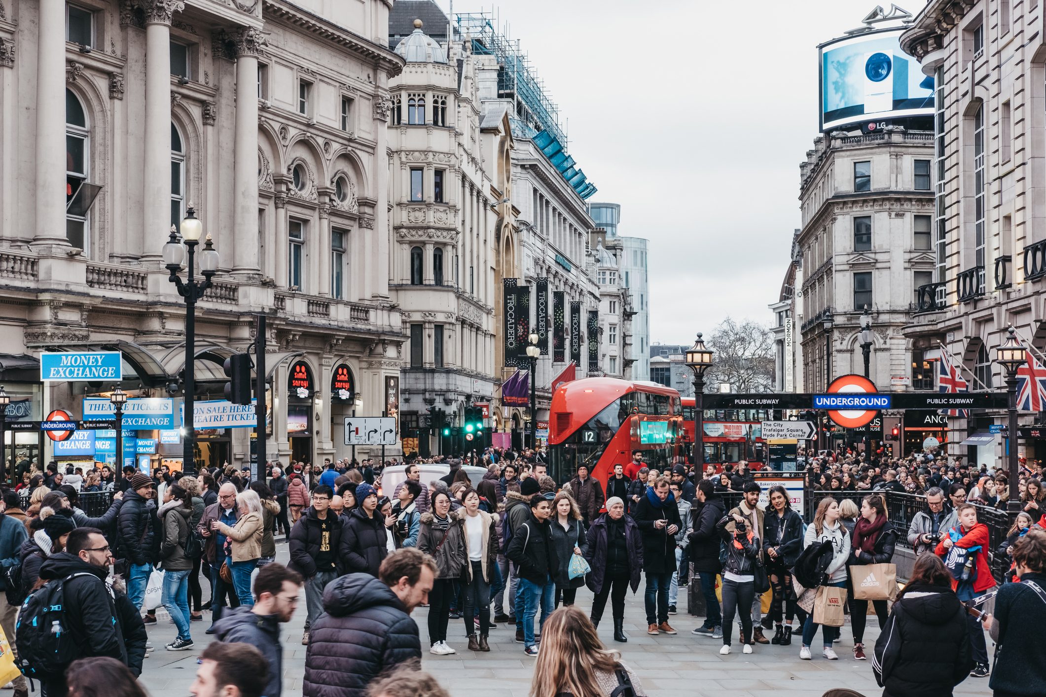 يسرقون نقود الحليب من البيوت.. تصرفات شوّهت صورة المسلمين في الغرب