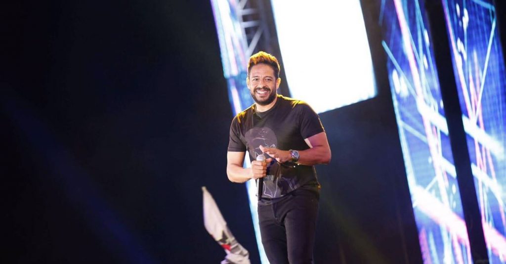 فيديو نادر محمد حماقي قبل الشهرة يغني ضمن كورال مصطفى قمر