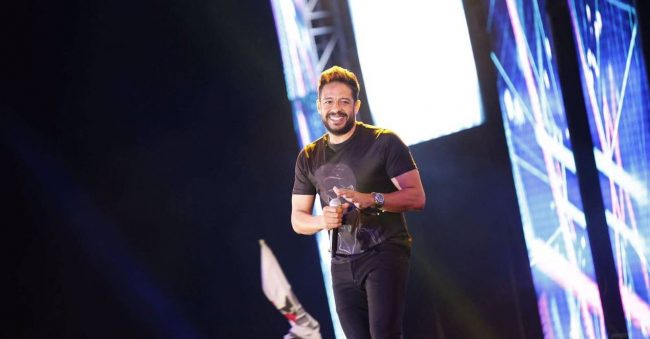 حماقي يتعرض لموقف محرج في حفل بالسعودية.. هكذا كان رده على إصابته بهاتف في رأسه (فيديو)