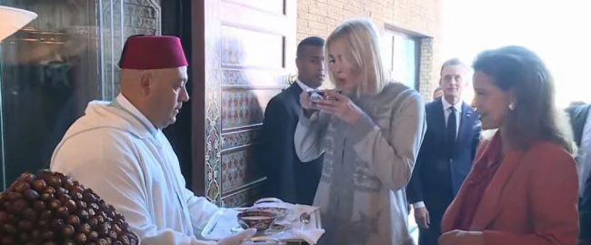 شربت الحليب ثم أكلت التمر.. شاهد لحظة وصول إيفانكا ترامب إلى المغرب واستقبالها من قِبل الأميرة مريم