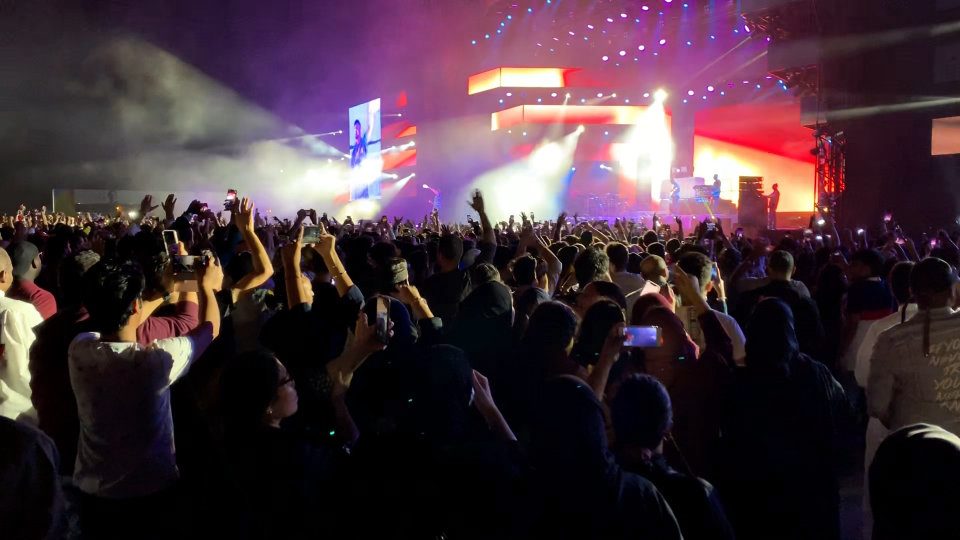 سعوديون يشاركون في حفلة راب/ social media