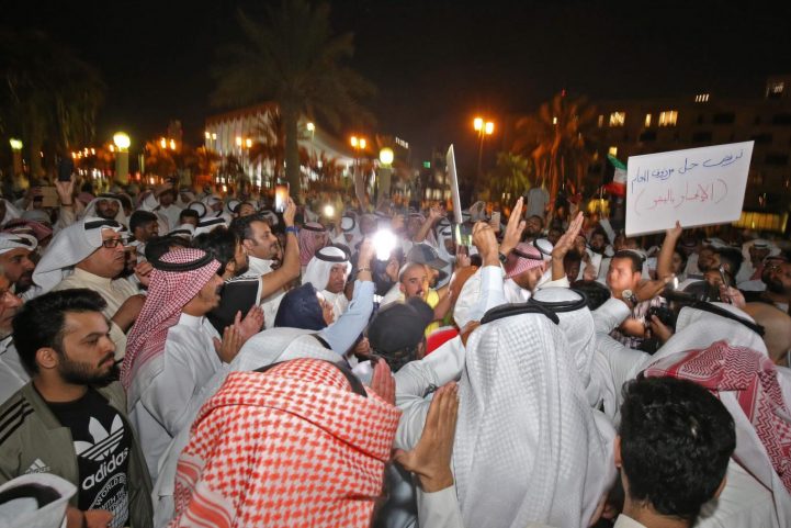  الاحتجاجات في عامي 2011 و2012 اكتسبت الزخم تدريجياً، وأسفرت عن إقالة رئيس الوزراء، وها هي تتكرر اليوم بنفس المطالب/ رويترز