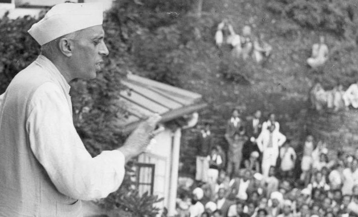 نهرو (1889 - 1964) يخاطب حشدا من شرفة منزله في شيملا ، الهند/ Getty