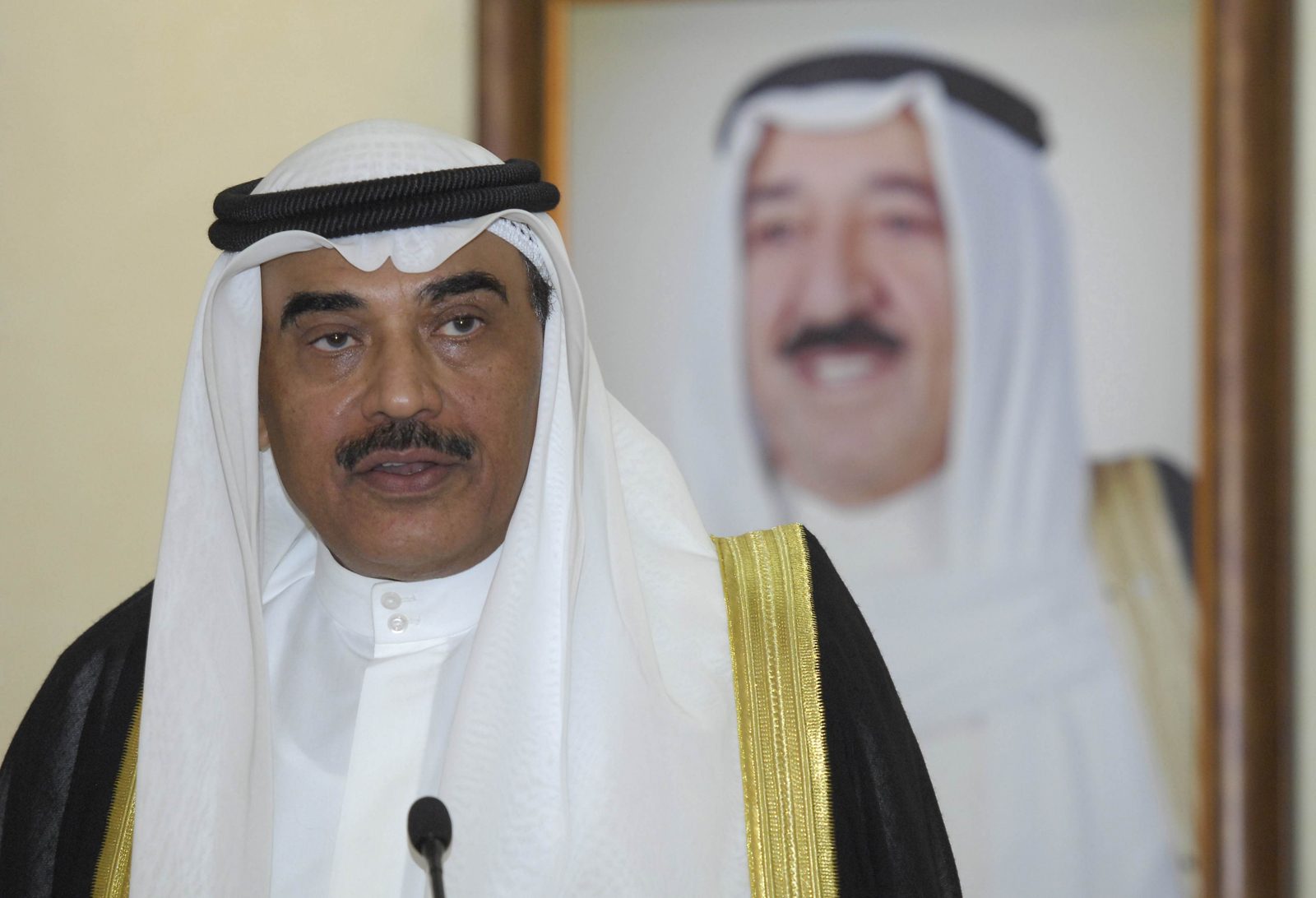 بعد عزل نجله، واتهام وزراء بالفساد المالي.. أمير الكويت يعين وزير الخارجية رئيساً جديداً للوزراء