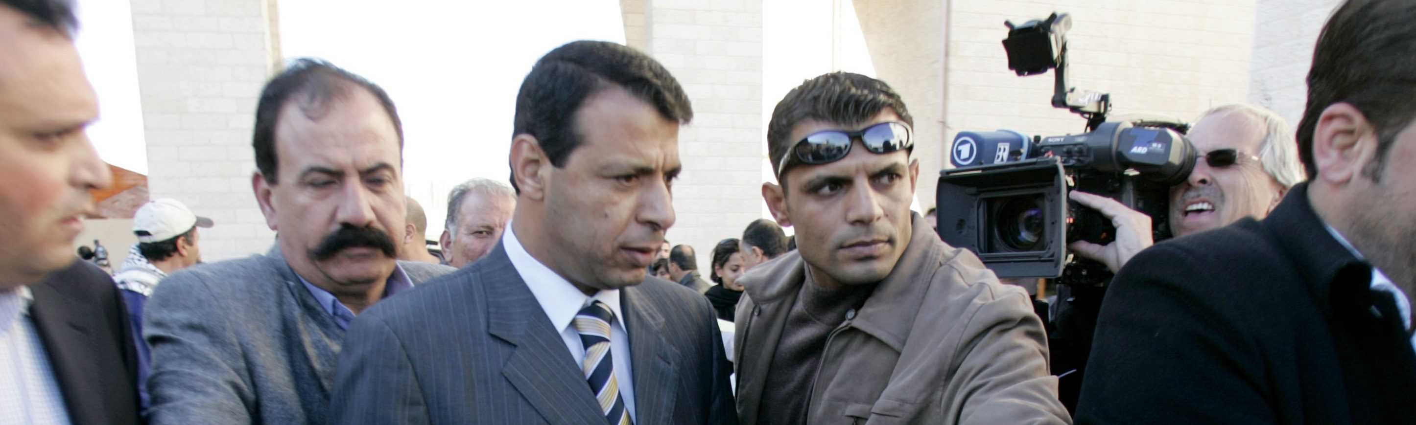 خطة دحلان للإطاحة بأبومازن.. الإمارات تدفعه لتأسيس حزب ينافس «فتح»، لكنه يفضّل طريقة أخرى للحسم