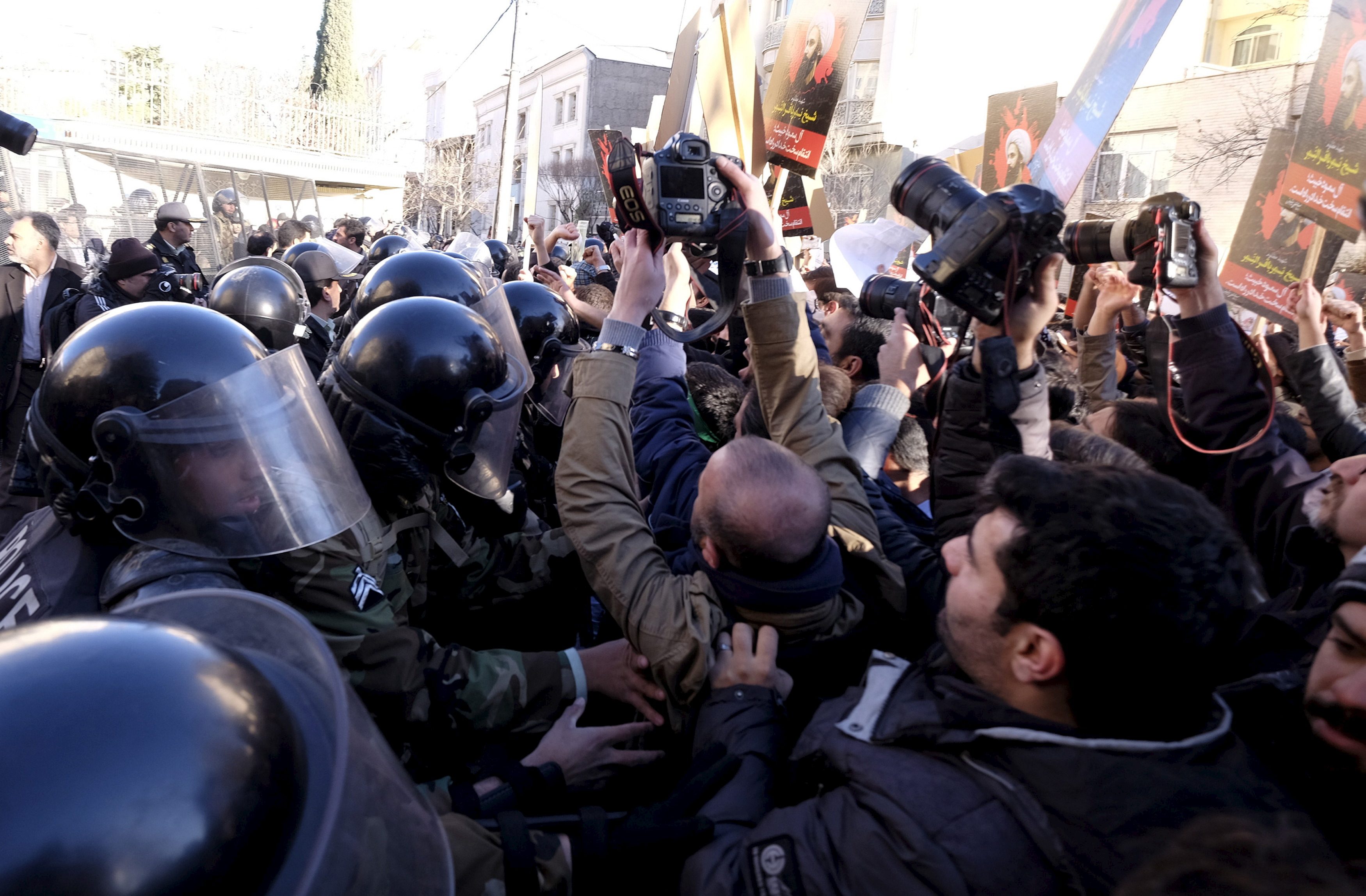 طهران تعلن توقيف 8 أشخاص يعملون لصالح وكالة الاستخبارات الأمريكية