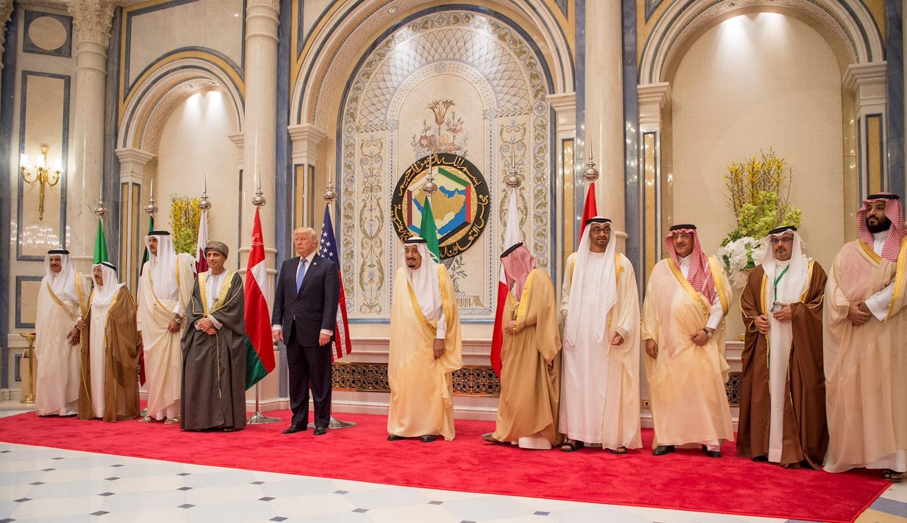 تجري بسرية تامة، وزيارة السيسي للإمارات جزء منها.. موقع أمريكي يتحدث عن كواليس المصالحة الخليجية