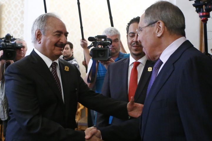 الجنرال خليفة حفتر يصافح وزير الخارجية الروسي سيرجي لافروف خلال اجتماع في موسكو ، روسيا في 14 أغسطس ، 2017 (رويترز)