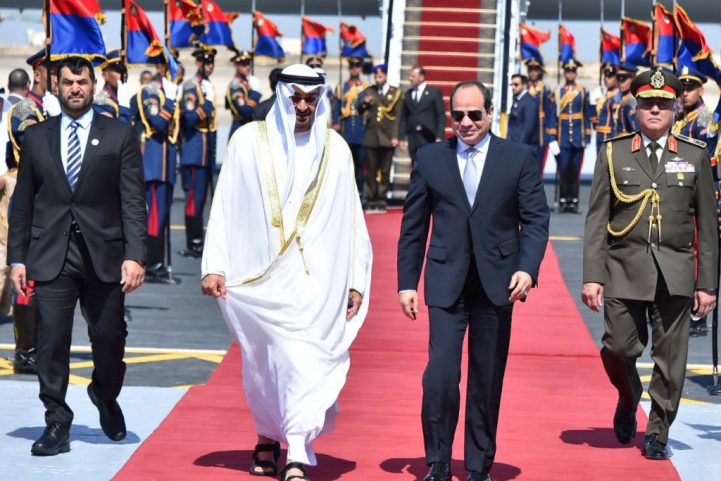 الرئيس المصري عبد الفتاح السيسي وولي عهد أبو ظبي محمد بن زايد خلال لقاء سابق - رويترز