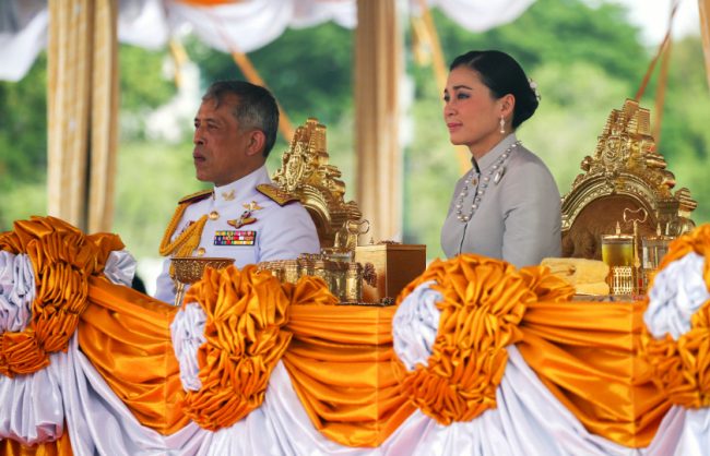 مؤامرة القصر التايلاندي.. «سوء سلوك خبيث» وراء تجريد الملكة من منصبها