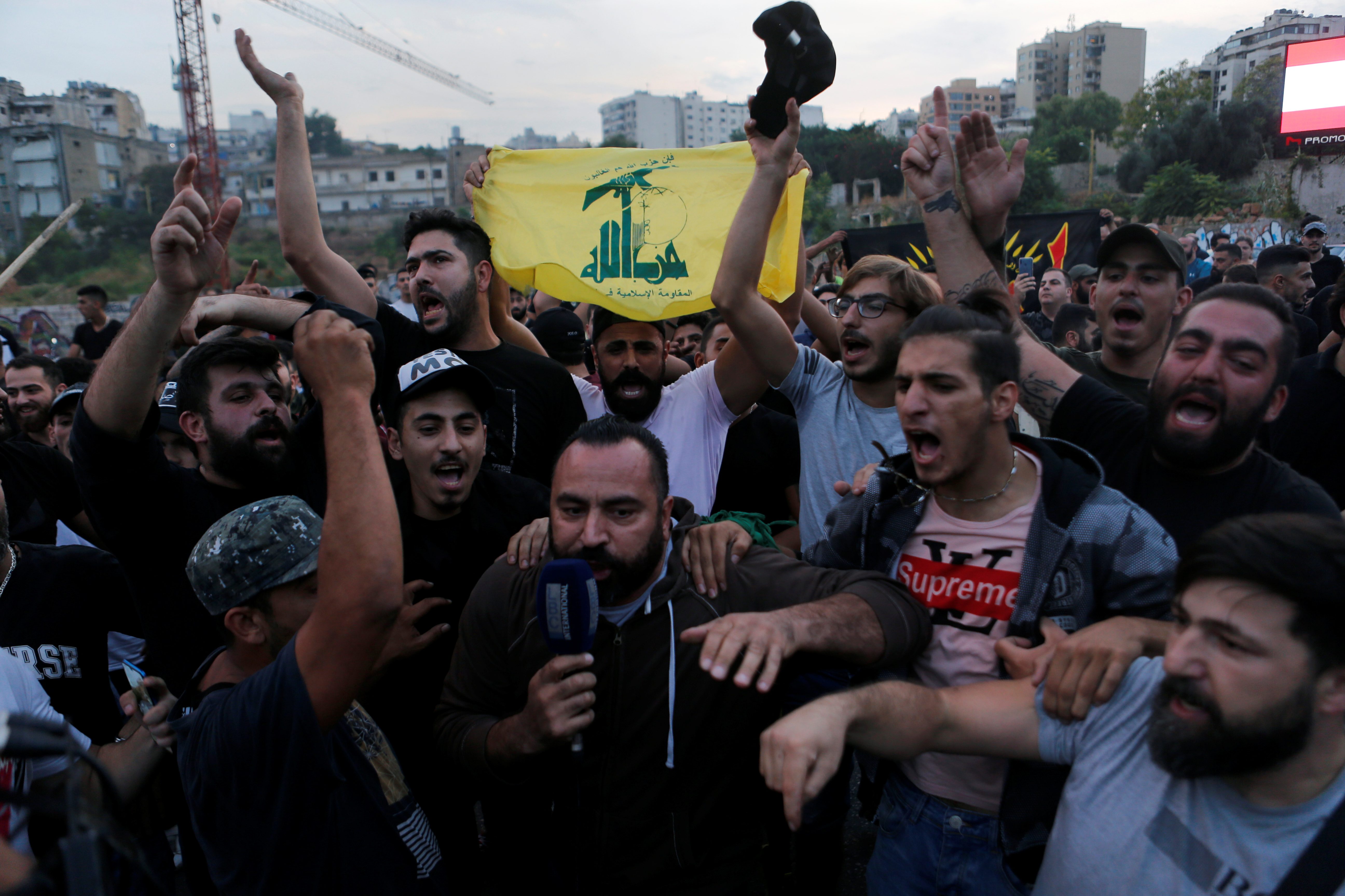 هل تراجَع التأييد الشعبي لحزب الله؟ الأمر قد يكون أبعد من ذلك، فثورة اللبنانيين قد تقسمه من الداخل