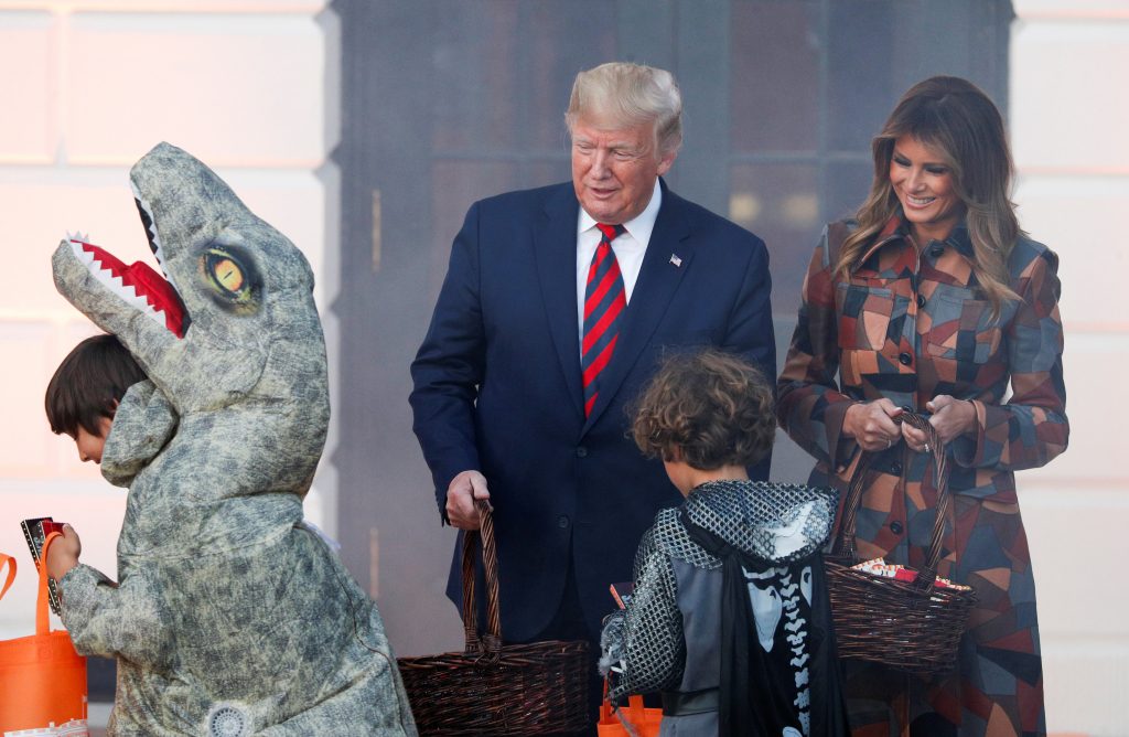 الرئيس الأمريكي ترامب والسيدة الأولى يوزعان الحلوى على تلاميذ المدارس قبل عيد الهالوين في واشنطن/رويترز