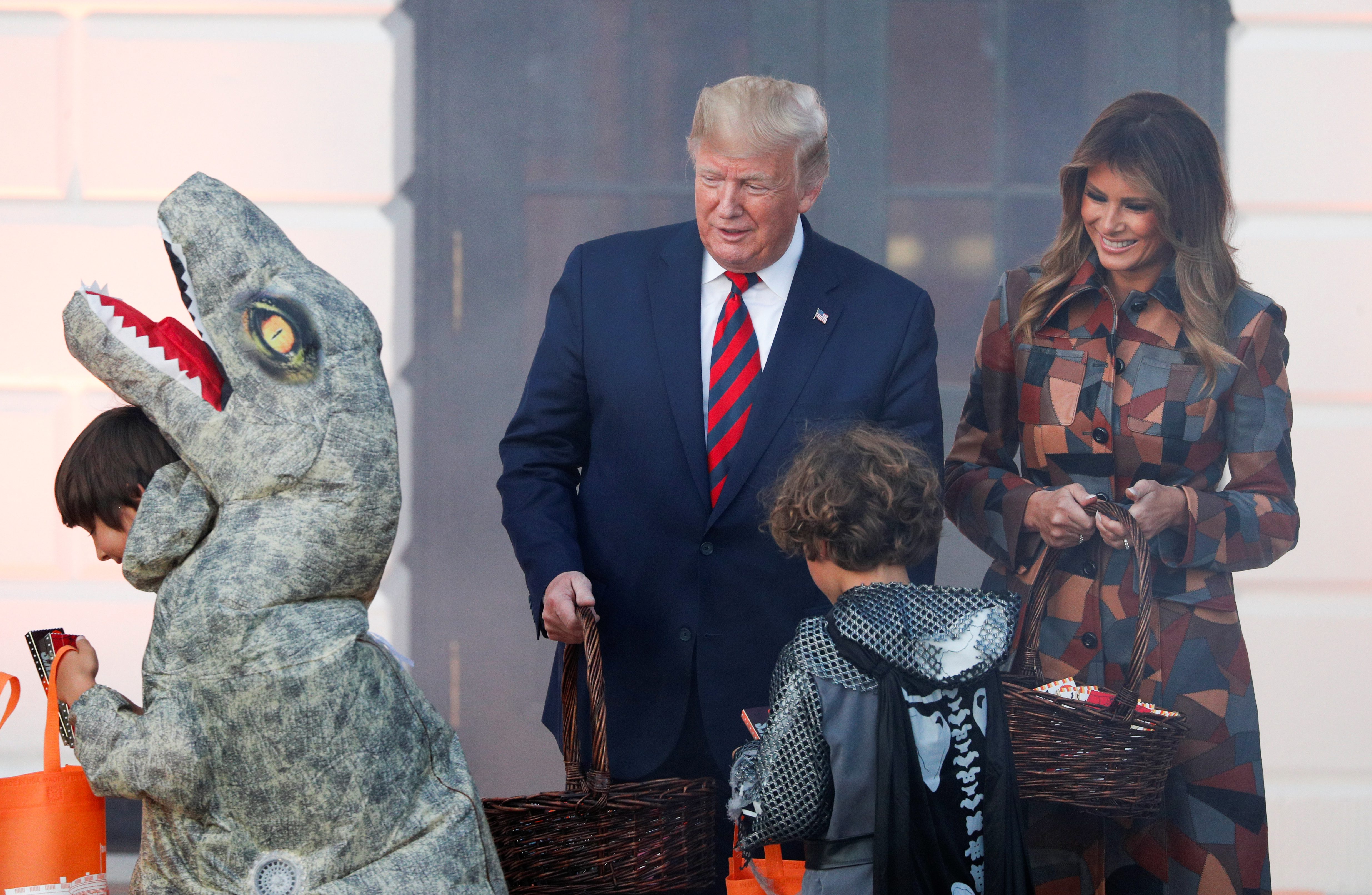 الرئيس الأمريكي ترامب والسيدة الأولى يوزعان الحلوى على تلاميذ المدارس قبل عيد الهالوين في واشنطن/رويترز