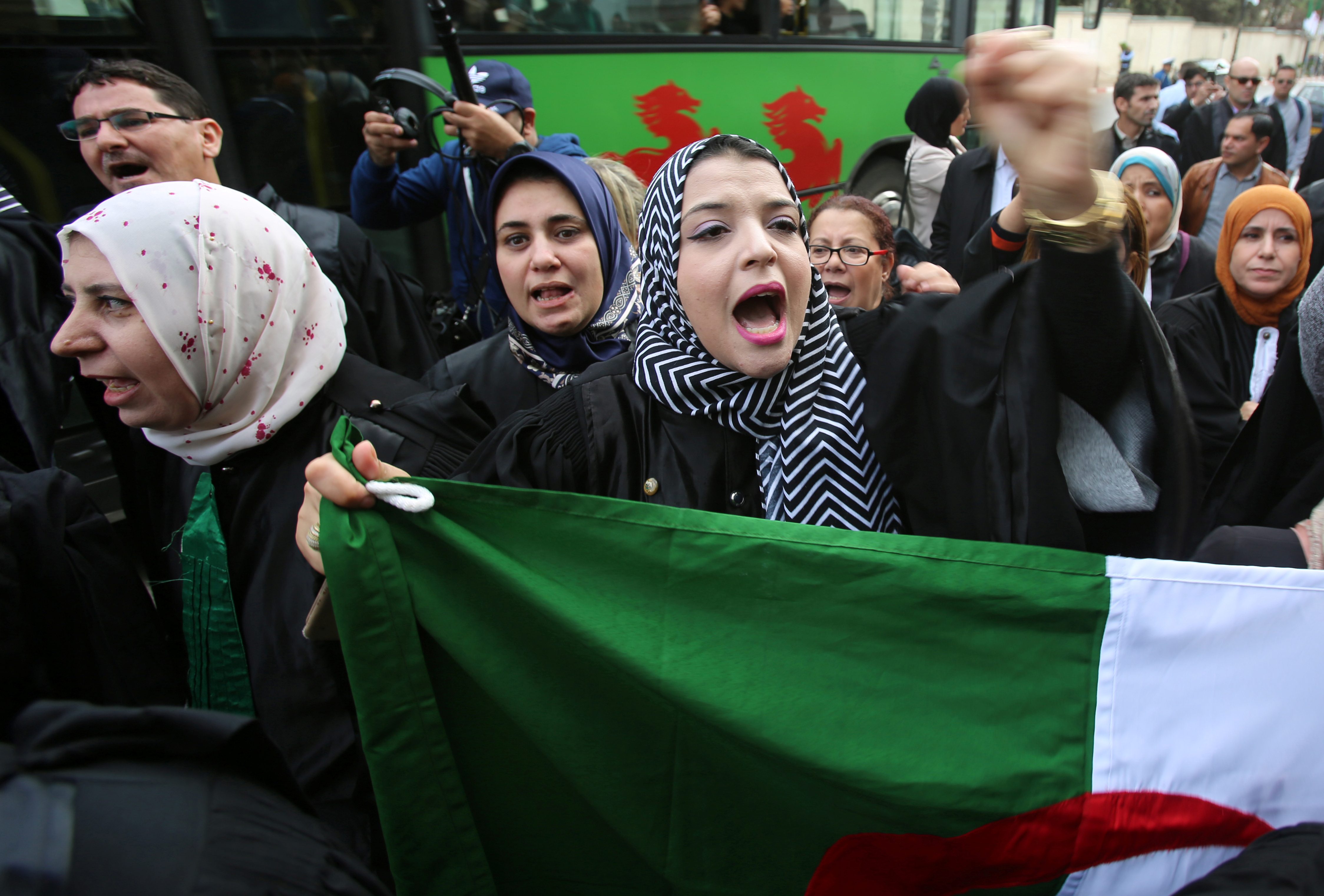 إجمالي من تقدموا للحصول على طلبات الترشح للانتخابات الرئاسية في الجزائر بلغ 147 شخصا